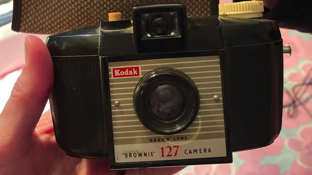Eine schwarze Kodak Brownie 127 Kamera mit sichtbarem Objektiv und Beschriftung