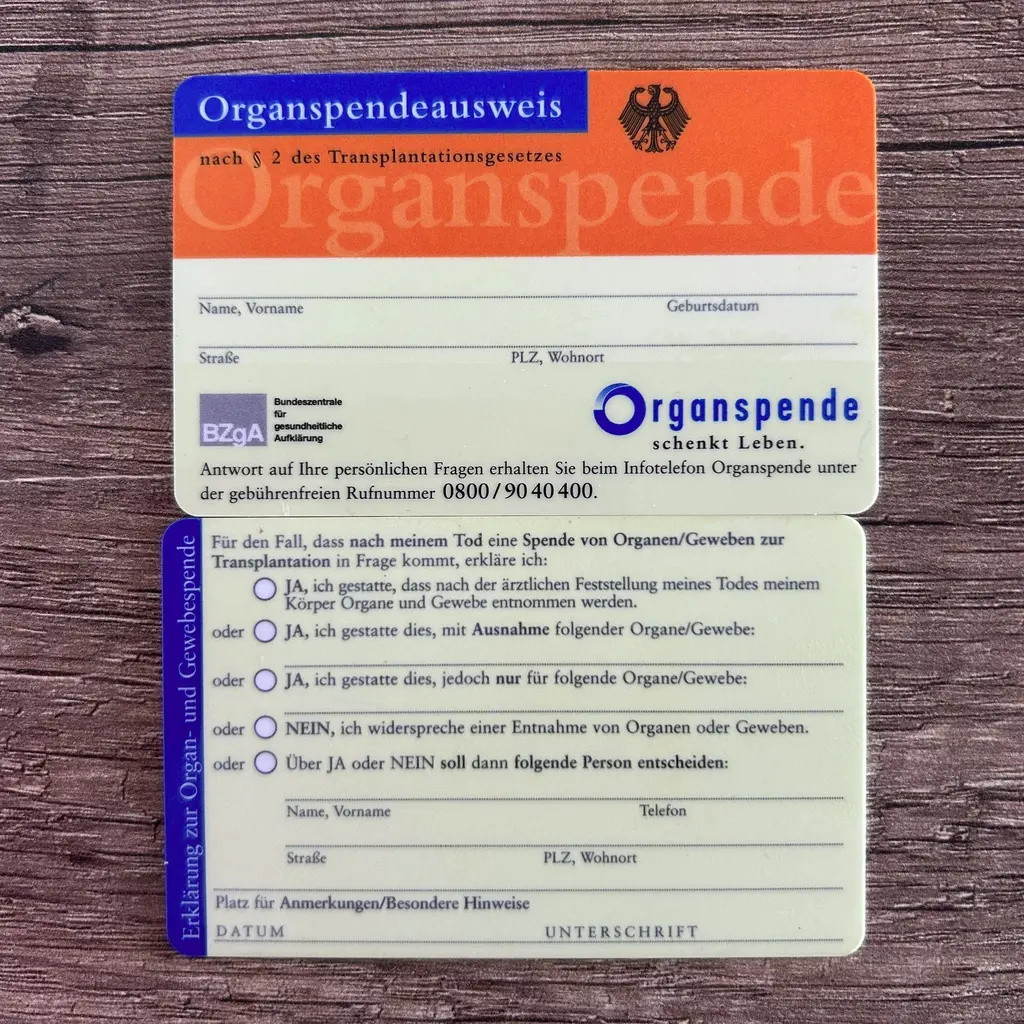 Das Bild zeigt Vorder- und Rückseite eines Organspendeausweis.